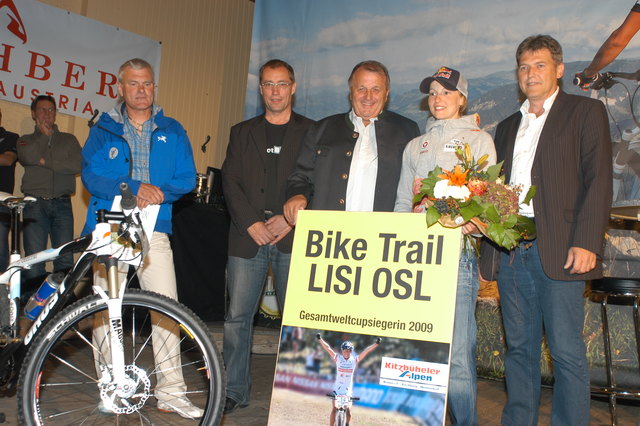 Schon im Vorjahr wurde Weltcupsiegerin Lisi Osl mit der Namensgebung des neuen Bike-Trails beglückt (im Bild mit Max Salcher und Paul Steindl, TVB, sowie Bgm. Helmut Berger (v. li.).