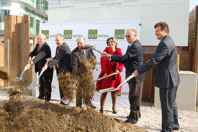 Claus Raidl, Haim Harari, Erwin Pröll, Elisabeth Freimut, Peter Bertalanffy und Thomas Heinzinger beim Spatenstich für das 2. Laborgebäude des IST Austria in Maria Gugging. | Foto: Christine Zippel
