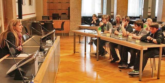Die Nationalratsabgeordnete der Region, Sonja Steßl-Mühlbacher (r.), empfing die Gäste aus Feldbach vor dem Parlament und führte sie durchs Haus.
