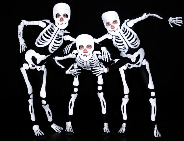... Skelette als "Villa"-Gäste in der Halloween-Nacht.