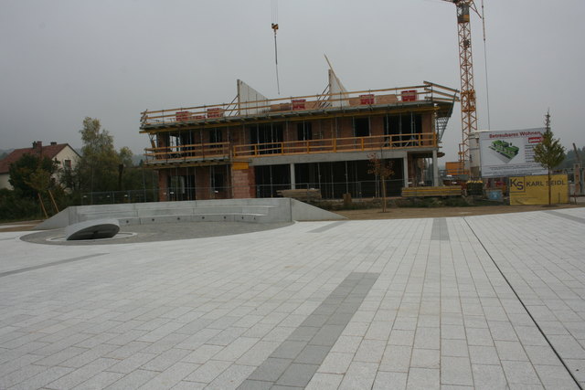 Der Marktplatz mit Brunnen und angrenzenden betreubares Wohnen wird das neue Dorfzentrum.
