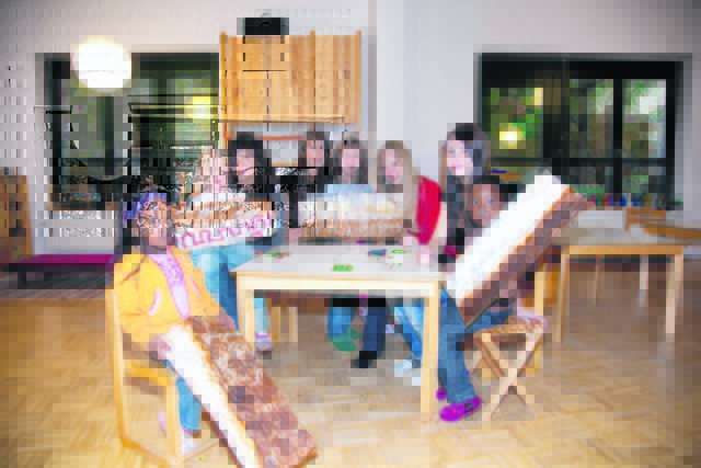 Die Schülerinnen arbeiten mit den Kindern intensiv an ihrem Projekt. | Foto: Martin Wiesner