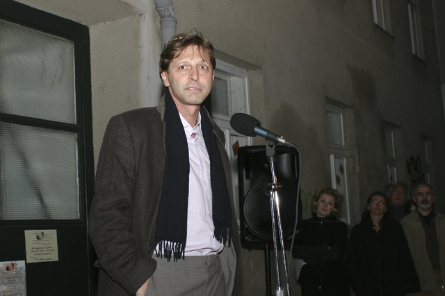Bezirksvorsteher Thomas Blimlinger ist stolz auf die Realisierung der Gedenktafel in Neubau