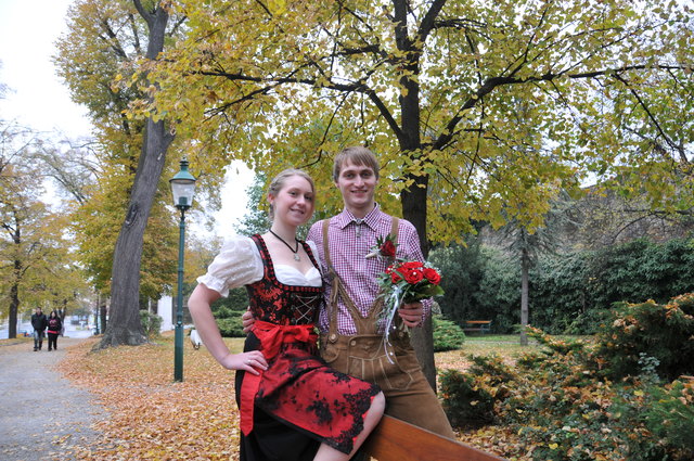 „Das ist immer mehr trendy“, heißt es. Cornelia Altrichter und Bernhard Blümel, beide 22, aus Klein Ullrichschlag und aus einer Landwirtschaft sagten „Ja“ in Tracht. „Wenn das Haus fertig ist, gibt es die kirchliche Hochzeit mit 100 Gästen.“