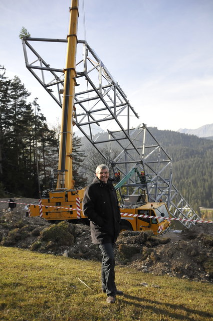 Bgm. Werner Frießer vor der Schanzen-Stahlkonstruktion.