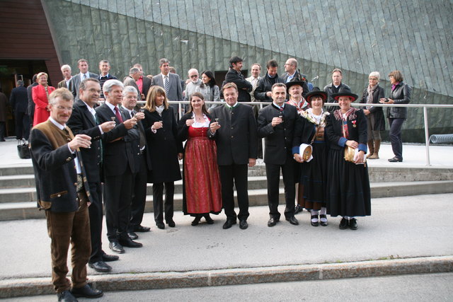 Organisiert wurde dieses 40. Treffen von den Bürgermeistern der drei Deferegger Talgemeinden, hier im Bild beim landesüblichen Empfang in Hopfgarten mit Landeshauptmann Günther Platter und Südtirols Landeshautmannstellvertreter Hans Berger sowie weiteren