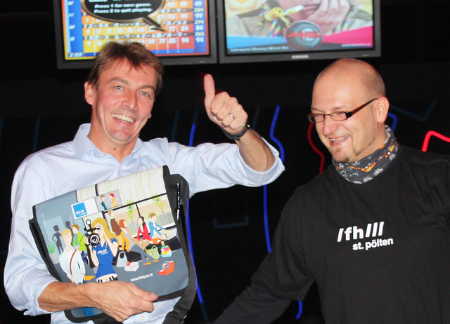Josef Vorlaufer (li.) und FH-Marketingleiter Ricardo Gaertner verleihen ihrem FH-Enthusiasmus Ausdruck.