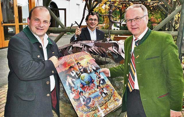 Anton Gangl und Josef Ober präsentierten gemeinsam mit Pater Terentius in Tie-schen die Vulkanland-Tournee von Sacambaya aus Bolivien.