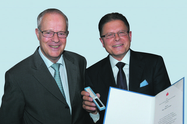 Sparkassen-Präsident Dr. Hansjörg Zink (li.) zeichnete Vorstandsdirektor i.R. Mag. Rupert Ascher für seinen verdienstvollen Einsatz aus.