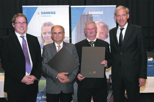 45 Jahre bei Sandoz: Im Bild die beiden Jubilare Reinhard Entner (li.) und Johann Oberauer mit Sandoz GmbH Geschäftsführer Ernst Meijnders (ganz re.) und Personalleiter Peter Gasteiger.