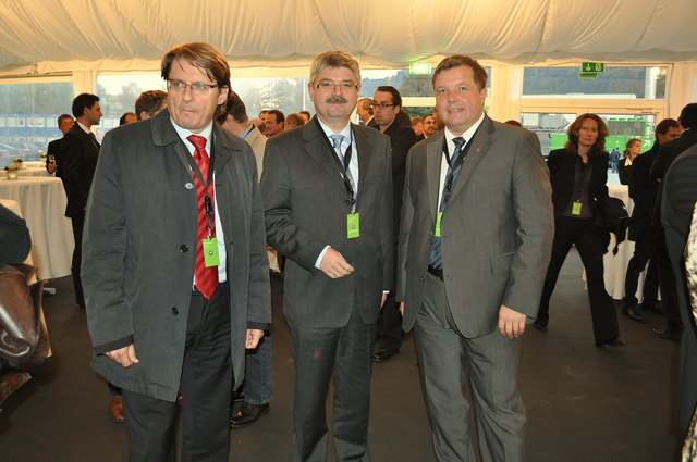 Die Landespolitiker LHst Hannes Gschwentner links und LR Dr Bernhard Tilg rechts im Gespräch mit Hermann Lindner vom Traktorenwerk Lindner Kundl