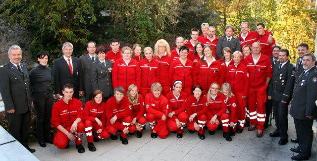 Die Teilnehmer am RS-Kurs 2010 flankiert von Bezirksstellenleiter Egon Kleinlercher, Amtsärztin Regine Dapra, RK-Arzt Franz Krösslhuber sowie den Ausbildnern und RK-Ortsstellenleitern.