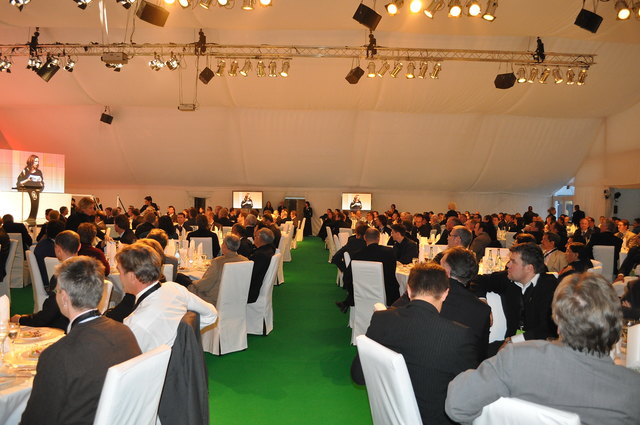 Für Ein volles Festzelt mit Gästen aus ca 30 Ländern der Welt sorgte die Abendgala bei GE Jenbacher