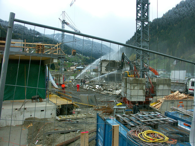 See: Der gesamte Bereich unterhalb der Kirche gleicht derzeit einer Grossbaustelle. Die Autowerkstatt von Mallaun wird geschliffen, dahinter wird am Entstehen der M-Preis-Filiale gearbeitet und weiter taleinwärts ist das Badesee-Projekt in der Finalphase