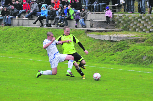 Ebbs Verteidiger Michael Hupf (weiß) und der eingewechselte Marco Hörfarter (re.) aus Walchsee.