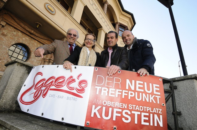 Hauseigentümer Hans Bodner, Claudia Bodner, Gerhard Scharfetter (neuer Betreiber) und Bernhard Prosser freuen sich auf die Neueröffnung des Egger´s am Oberen Stadtplatz in Kufstein