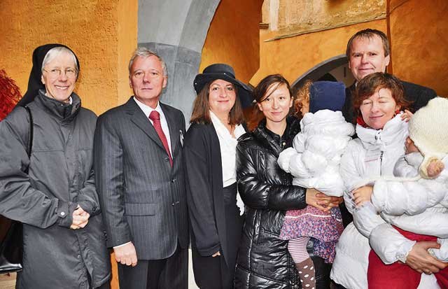 Die neuen Schlossherren samt Familie und Bürgermeister Walter Jansel freuten sich beim Begrüßungsfest über Hunderte Besucher in Pertlstein