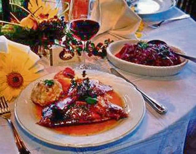 Ein schmackhafter Ganslbraten macht jedes Essen zu einem Festmahl. | Foto: Foto: Krainer