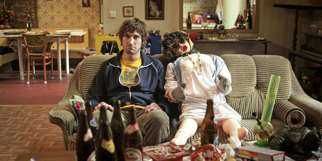 Kostüm-Suche: Nicht nur für Schauspieler Andreas Kiendl (Horst), sondern auch für die Gummipuppe. | Foto: Dor Film