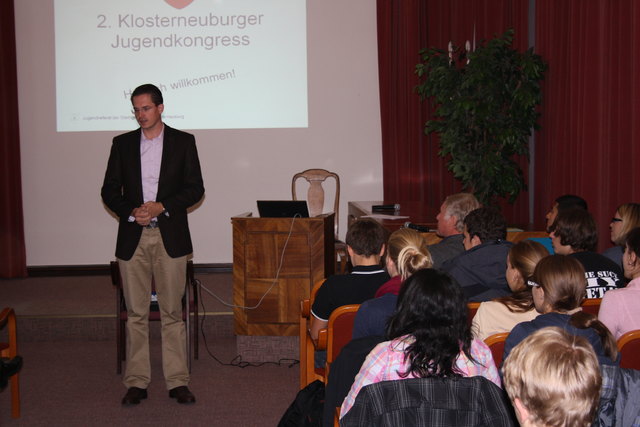 Bürgermeister Stefan Schmuckenschlager begrüßt die Jugendlichen zum 2. Klosterneuburger Jugendkongress | Foto: Stadtgemeinde Klosterneuburg