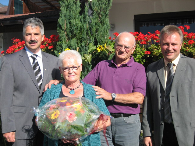 U: Gratulationsbesuch zur goldenen Hochzeit (v. l.): BH Dr. Raimund Waldner, Emma und Johann Koller, BGM Stefan Weirather. | Foto: Gemeinde