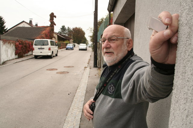 Kampf den Rasern. Helmut Stahls Engagement in Sachen Verkehr hat ihm schon fast selbst eine Anzeige eingebracht: Er schreckte nicht davor zurück, Autofahrer anzuhalten und auf die Geschwindigkeitsbeschränkung hinzuweisen.