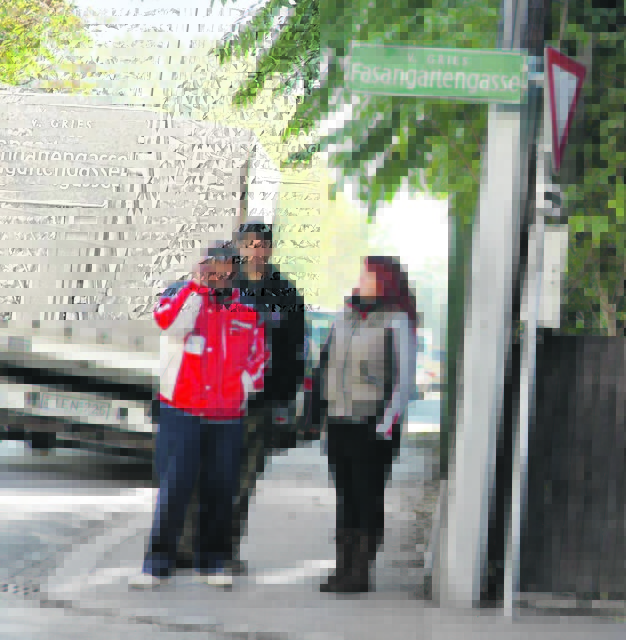 Müllsammler bei der Arbeit: Autos werden schon in der Fasangartengasse abgefangen – oder man telefoniert sich mit den verbliebenen Kollegen vor dem Sturzplatz zusammen. | Foto: Stuhlhofer/Wolf