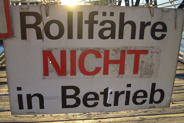 Auf einmal standen die Pendler vor dem Schild „Rollfähre nicht in Betrieb“. | Foto: Michael Rath