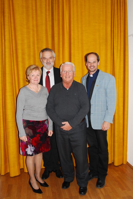 v.l.n.r. Doris Stippler (Obmann-Stellvertreterin, interimistisch), Mag. Johannes Stecher (ehm. Obmann), Mag. Ferdinand Reitmaier (Ehrenobmann), Dekan Dr. Peter Scheiring (Obmann, interimistisch). | Foto: Irma Frajo-Apor