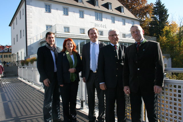 Finanz-StR Werner Krammer, Betriebsleiterin Erika Bramreiter, Hotelmanager Bernd Hinteregger, Bgm. Wolfgang Mair und Tourismusbeauftragter Vizebgm. Anton Lueger vor dem „Schloss an der Eisenstraße“.