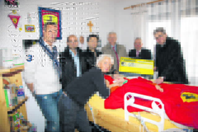 Dominic Scherr wird von seiner Mutter und aktiven Puntigamern umsorgt. | Foto: George Konstantinov