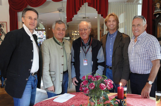 Georg Hechenberger (2. v. re.) im Kreis von Michael Huber (Präsident K.S.C.), Vorstands-Kollegen Josef Burger, Fritz Huber und „Olympioniken“ Ernst Hinterseer (v. li.). | Foto: KSC