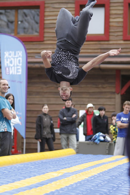 Coole Tricks und Jumps zum Ausprobieren auf dem riesen Luftkissen – der Airtrack. | Foto: Sportunion