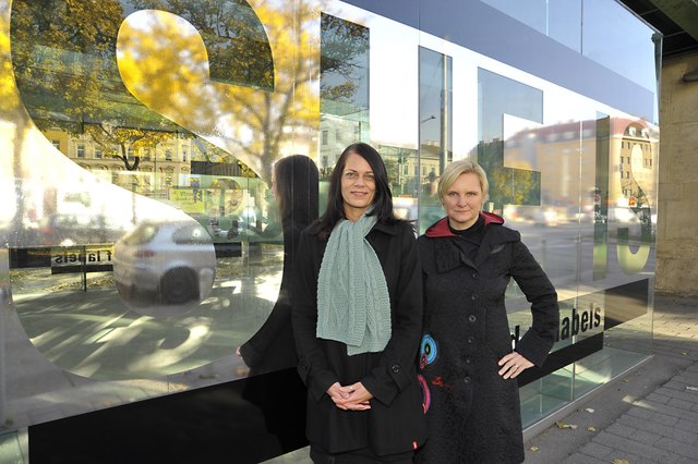 Künstlerin Victoria Hindley und Stadträtin Sandra Frauenberger