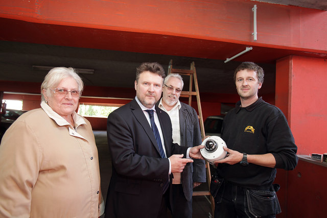 Wohnbaustadtrat Michael Ludwig (li.) lässt rund 2.000 Kameras in Gemeindebauten installieren. | Foto: PID/Halada