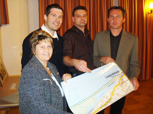 Ein Teil des Dorferneuerungsvereins Langenlebarn mit einem Plan der Dorflacke: Ursula Keller, Roland Bergmann, Harald Greiner und Wolfgang Mayrhofer.