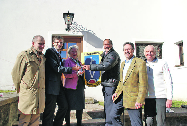 Die Schlüssel übergeben: Museums-Direktor Wido Sieberer, Bgm. Klaus Winkler, Fördervereins-Präsidentin Signe Reisch, Skischul-Chef Rudi Sailer, Karl Klausner und Werner Hengl (v. li.).