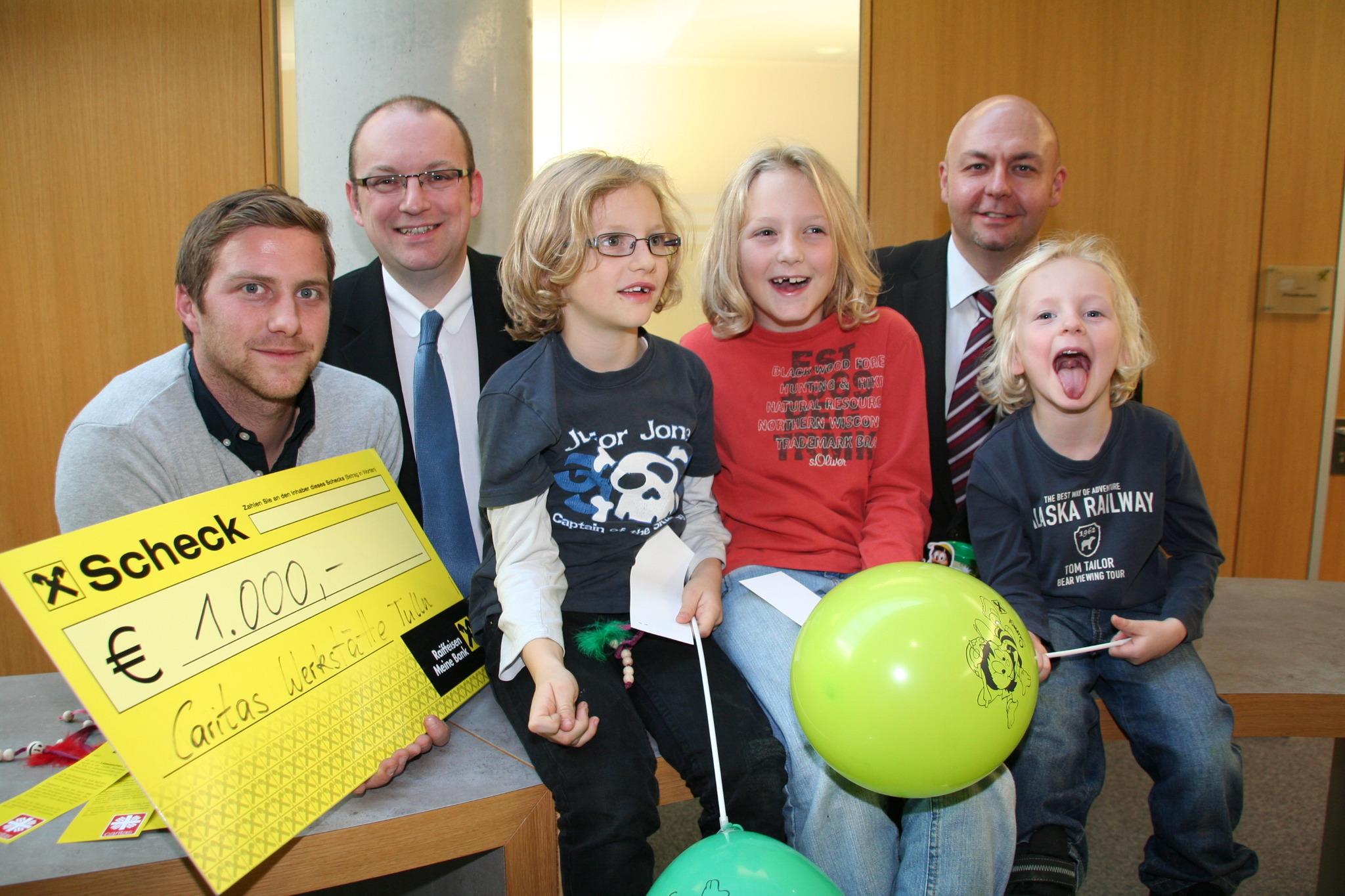 Hand in Hand: Caritas-Mitarbeiter fertigten Kleinode – Raiba übergab ...