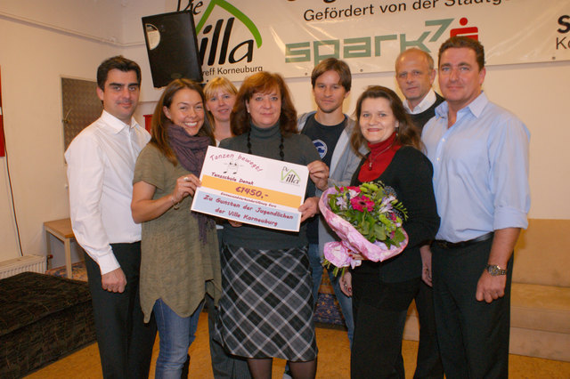 Der Erlös von Manuela Daneks (3.v.re.) Charity-Veranstaltung wurde an „Die Villa“ in Korneuburg übergeben.