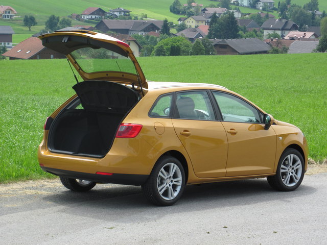 Praktisches Heck – Der Seat Ibiza ST hat eine große Heckklappe und eine niedrige Ladekante.