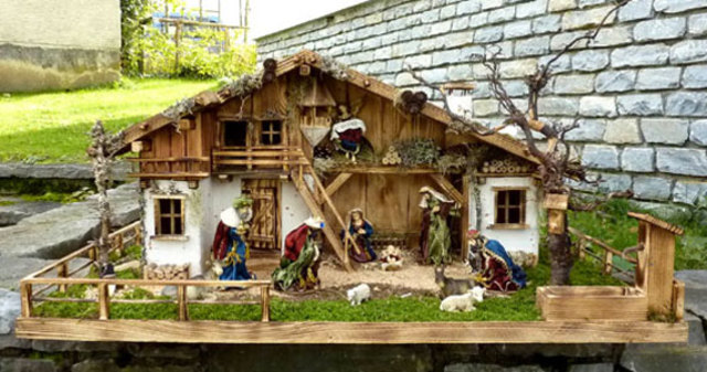 Alpenländische Weihnachtskrippe Modell Assisi zu besichtigen in Alfredos Krippenausstellung in Alterilz