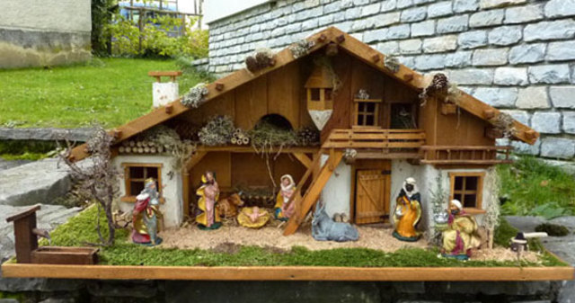 Alpenländische Weihnachtskrippe Modell Assisi nuss zu besichtigen in Alfredos Krippenausstellung in Alterilz