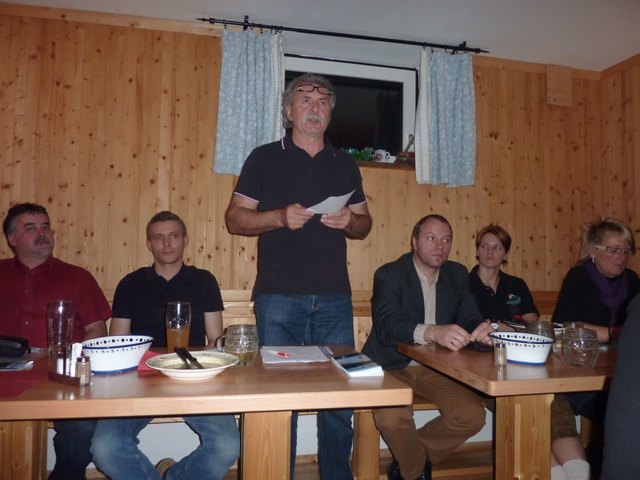 Obmann Hans Neusiedler berichtete über den geplanten Förderbandlift und den Kinderschikurs.