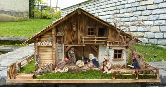 Alpenländische Weihnachtskrippe Modell Tirol zu besichtigen in Alfredos Krippenausstellung in Alterilz