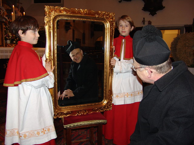 Dieser goldene Spiegel kommt unter dem Hammer von Pfarrer Kittl