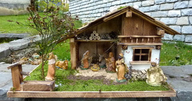 Alpenländische Weihnachtskrippe Modell Maria Alm zu besichtigen in Alfredos Krippenausstellung in Alterilz