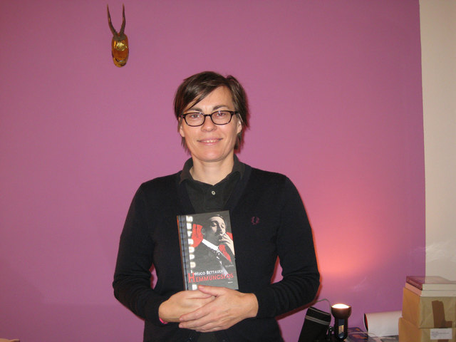 Verlagschefin Vanessa Wieser mit einem Buch aus der Reihe „Revisited“: Hugo Bettauers Roman „Hemmungslos“.