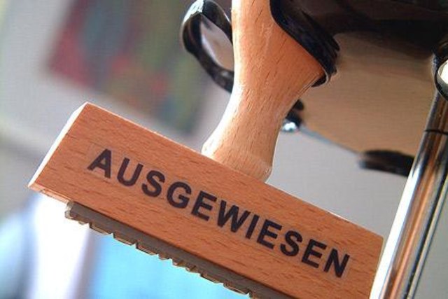 Einen Bescheid, welchen Asylwerber in Österreich erst nach vielen Jahren bekommen. Eine Praxis die LH Dörfler wiederholt anprangert.