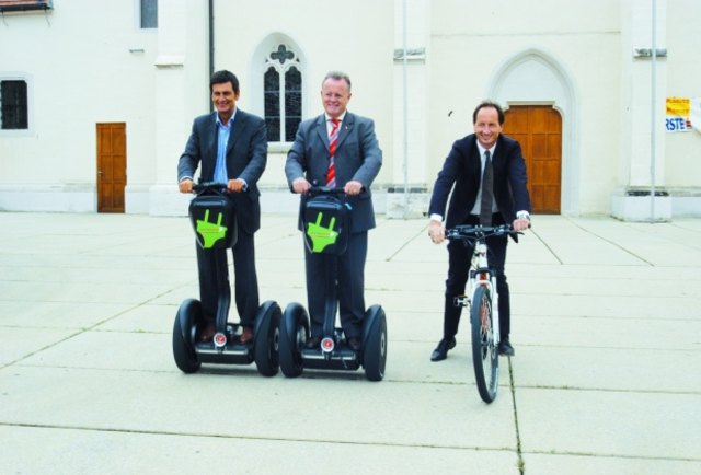 „Elektromobil“ zeigten sich am Eisenstädter Domplatz SPÖ-Klubobmann Christian Illedits, LH Hans Niessl und Günter Kovacs. | Foto: Christian Uchann