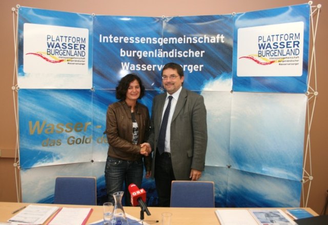 Kämpfen gegen faule Geschäfte mit Wasser: Eva Schreiber und Dr. Helmut Herlicska | Foto: Privat